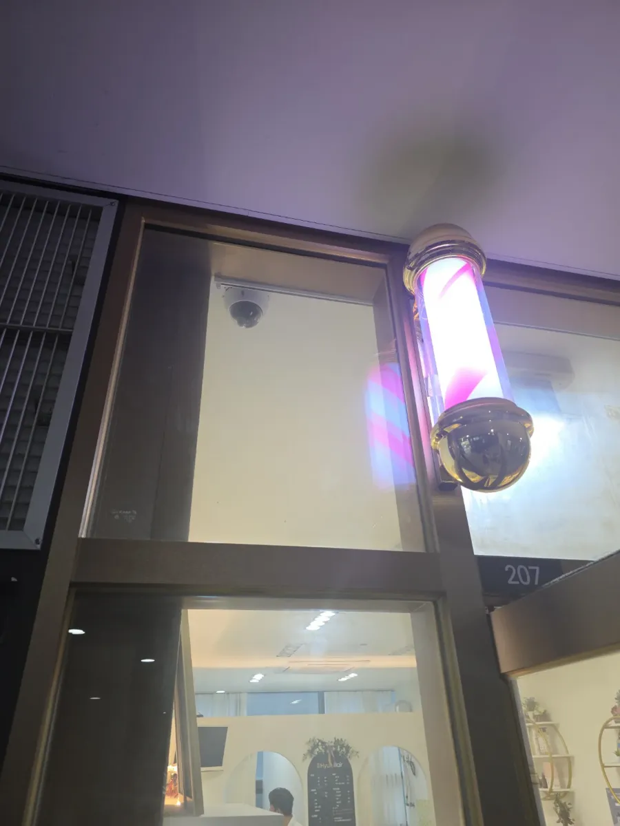 설치 전 이발소 실내 벽면