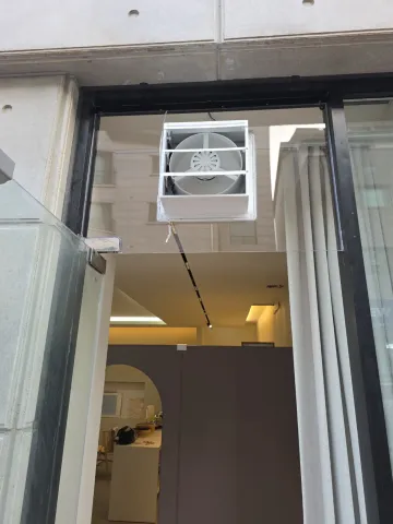 제빵소에 새로 설치된 환풍기