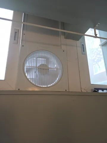 창고에 새로 설치된 환풍기
