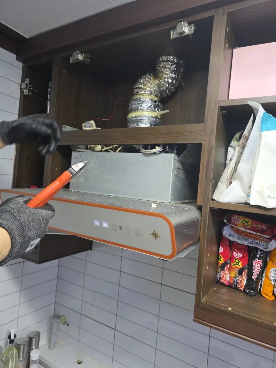 교체 전 노후된 주방 후드