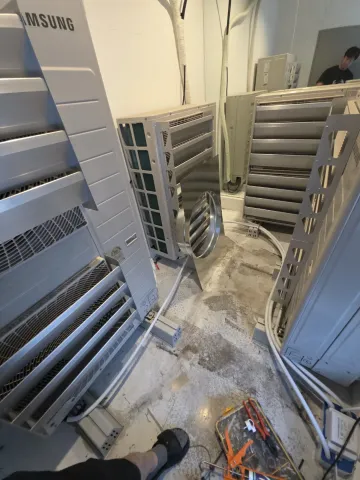 헬스장 실외기실에 설치된 흡기·배기 고압팬
