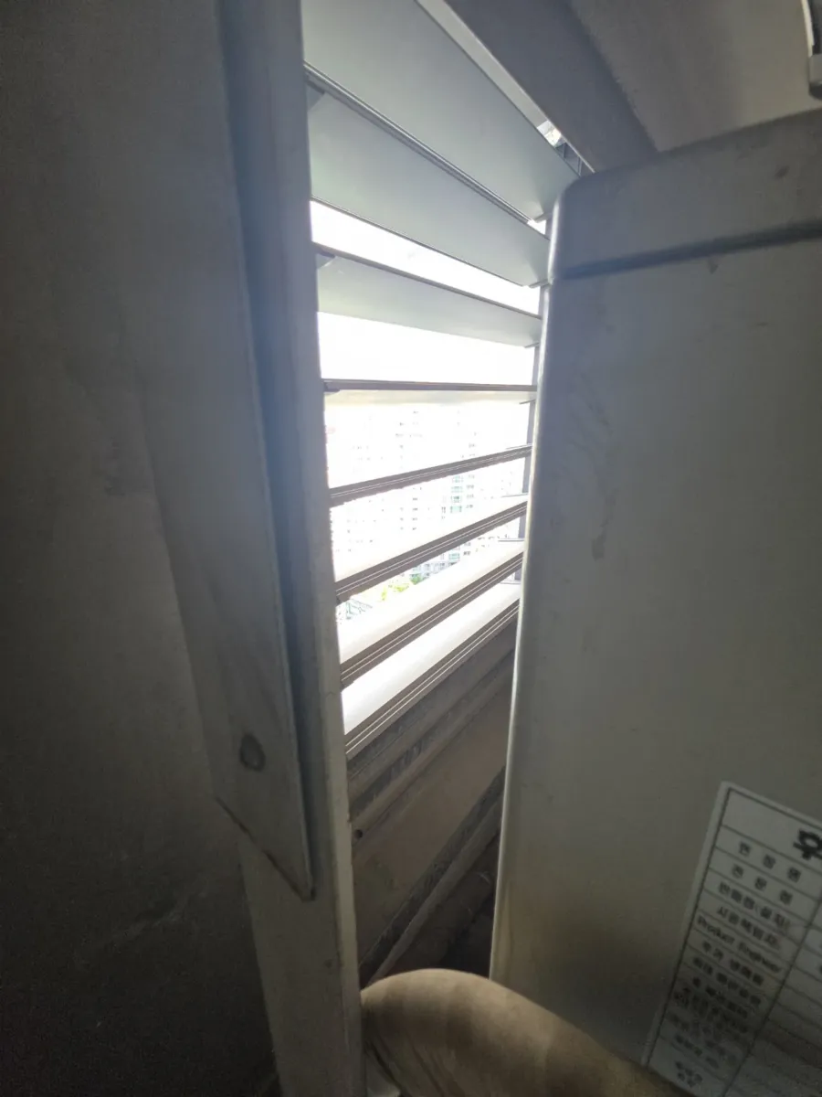 좁은 실외기실에 새로 설치된 고압 환풍기