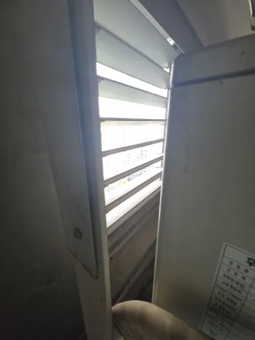 좁은 실외기실에 새로 설치된 고압 환풍기