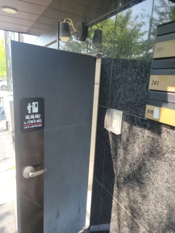 설치 전 화장실 입구 천장 모습