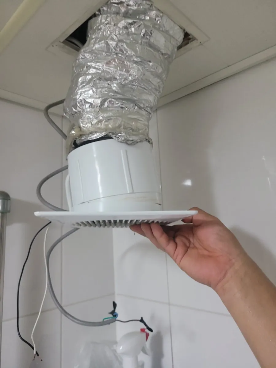 새로 교체된 화장실 천장 환풍기