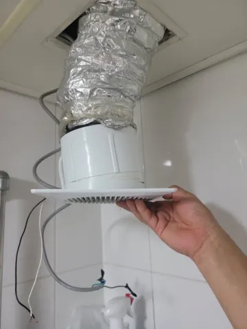 새로 교체된 화장실 천장 환풍기